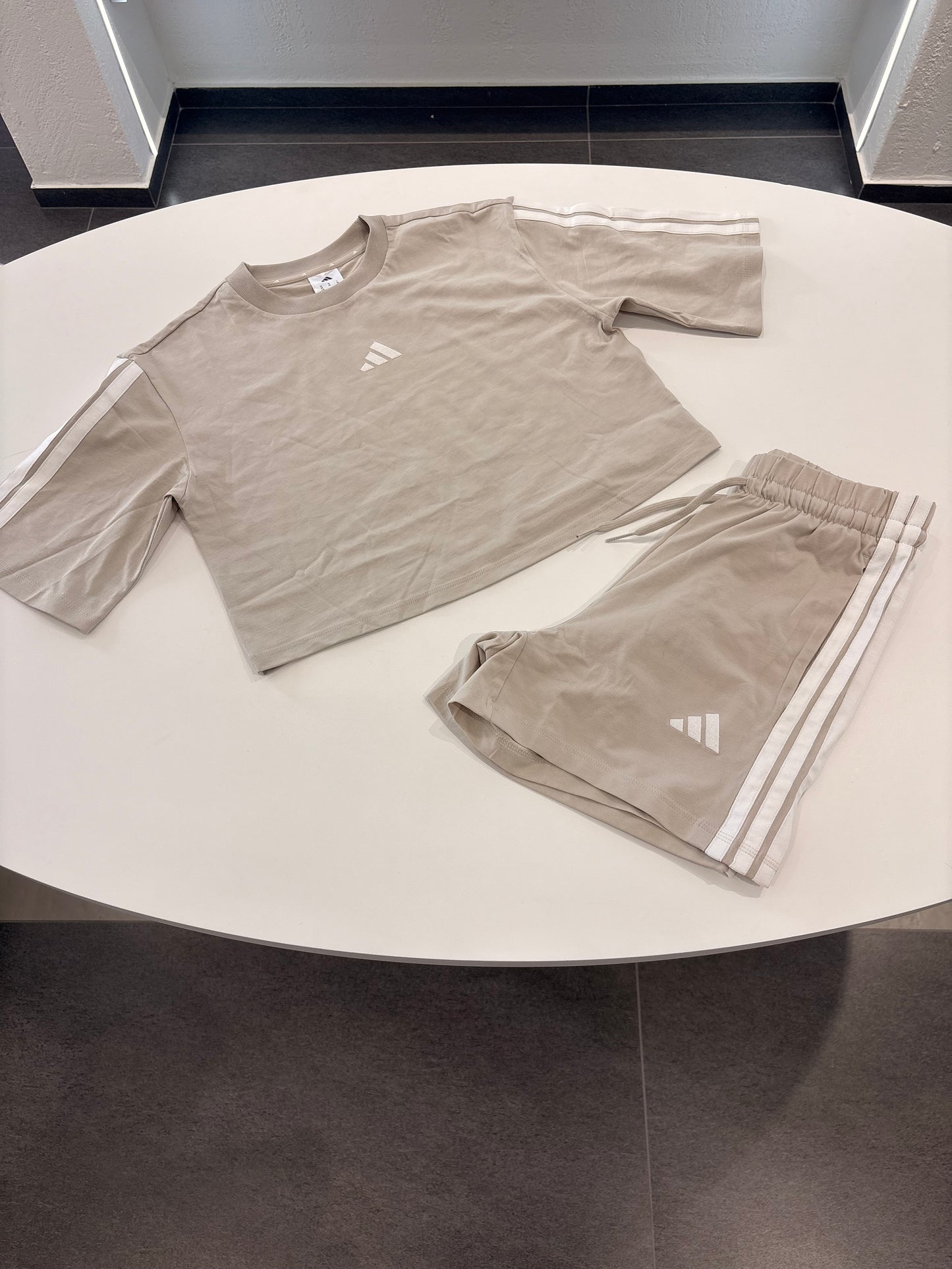Coordinato beige Adidas crop