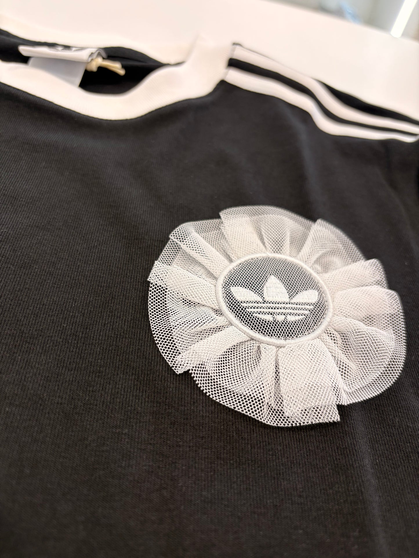 T-shirt Adidas ORIGINALS lace branding