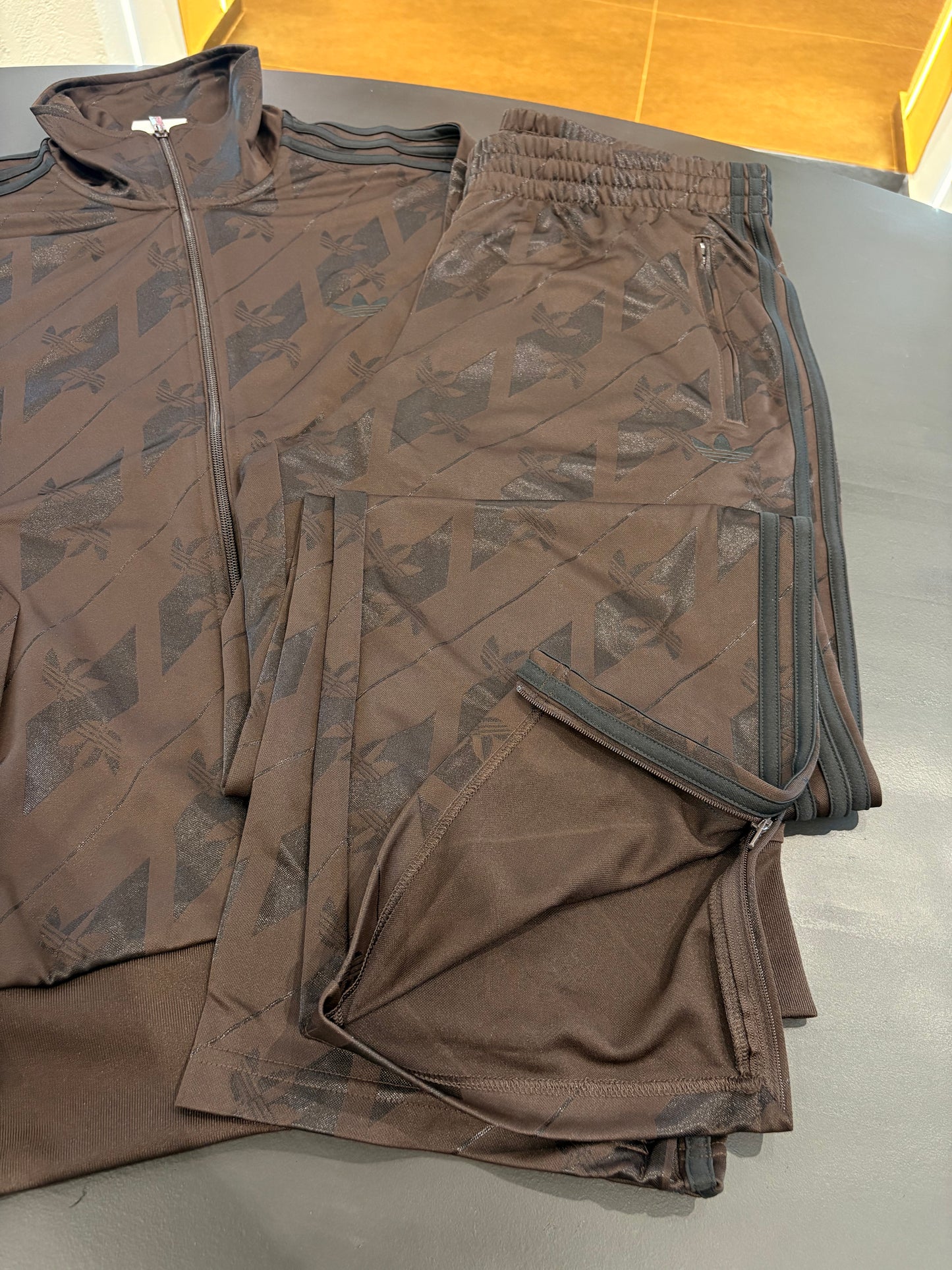 Tuta monogram firebird Adidas brown