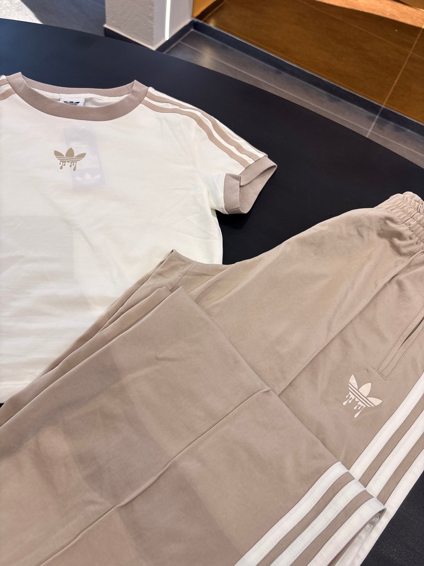 Coordinato Adidas logo schizzo beige