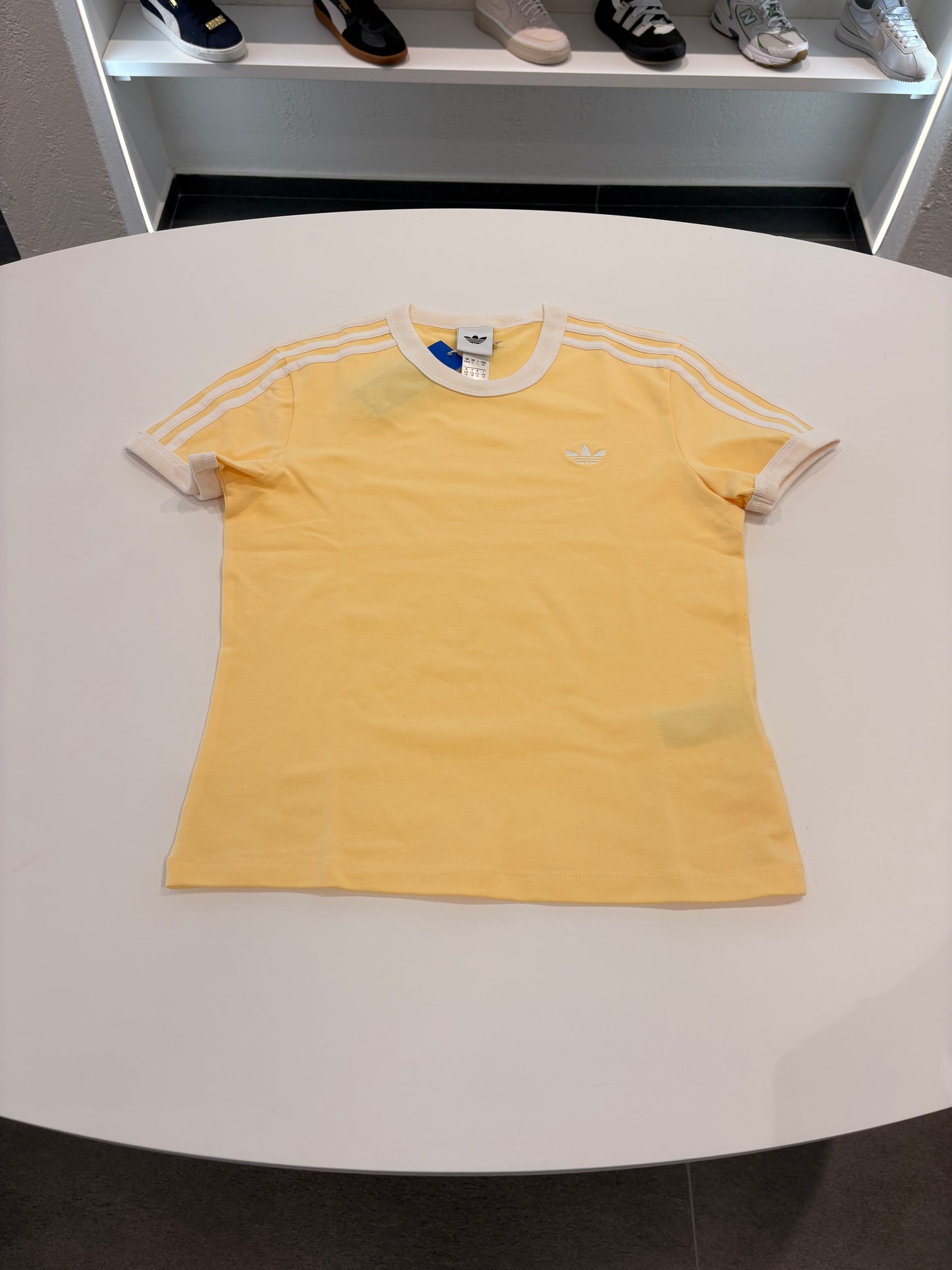 T-shirt Adidas slim fit giallo chiaro