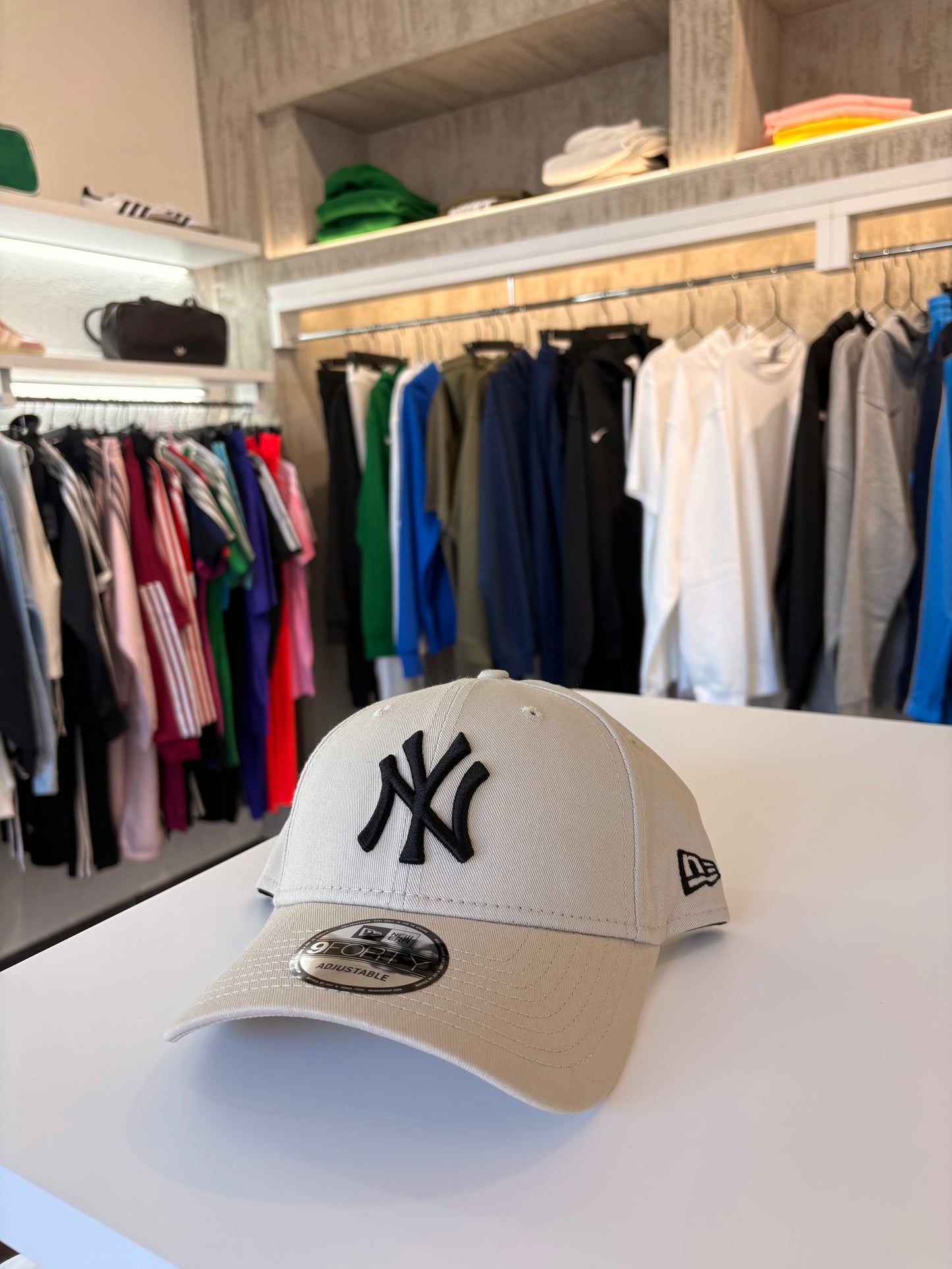 Cappello New Era grigio chiaro logo black