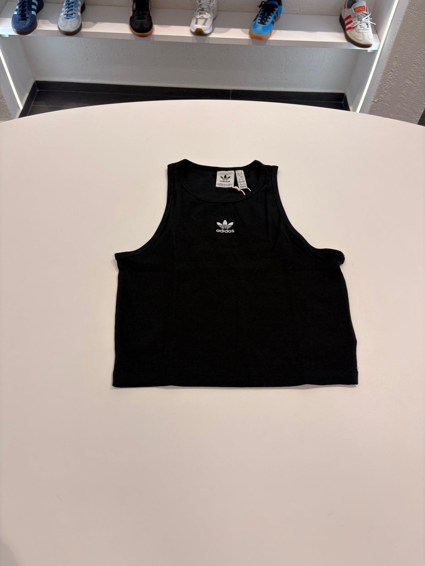 Top Adidas essentials black