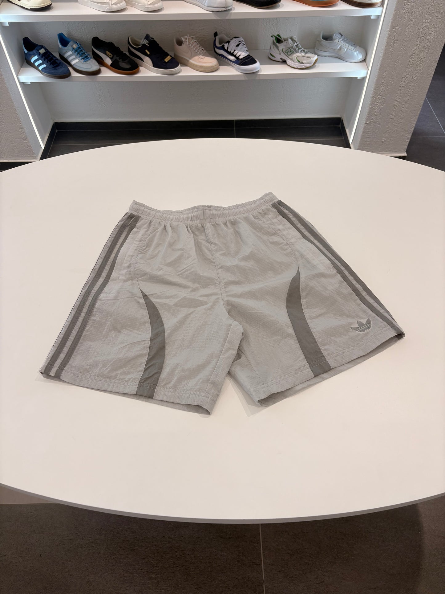 Shorts adidas grigio cromato