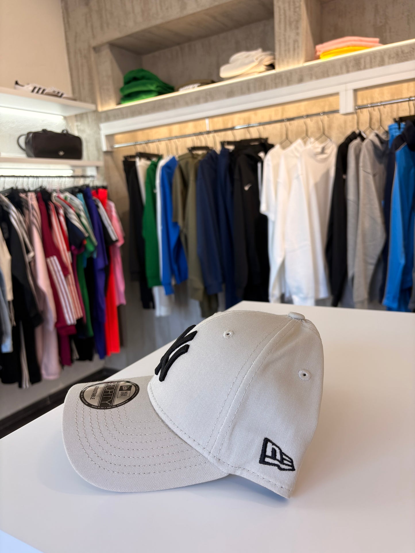 Cappello New Era grigio chiaro logo black