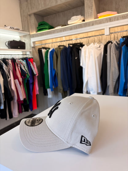 Cappello New Era grigio chiaro logo black