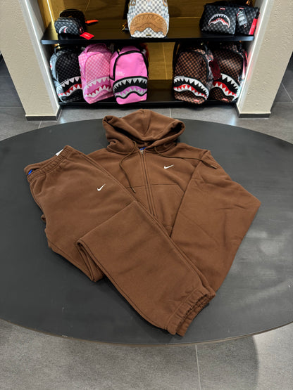 Tuta Nike oversize x zip marrone