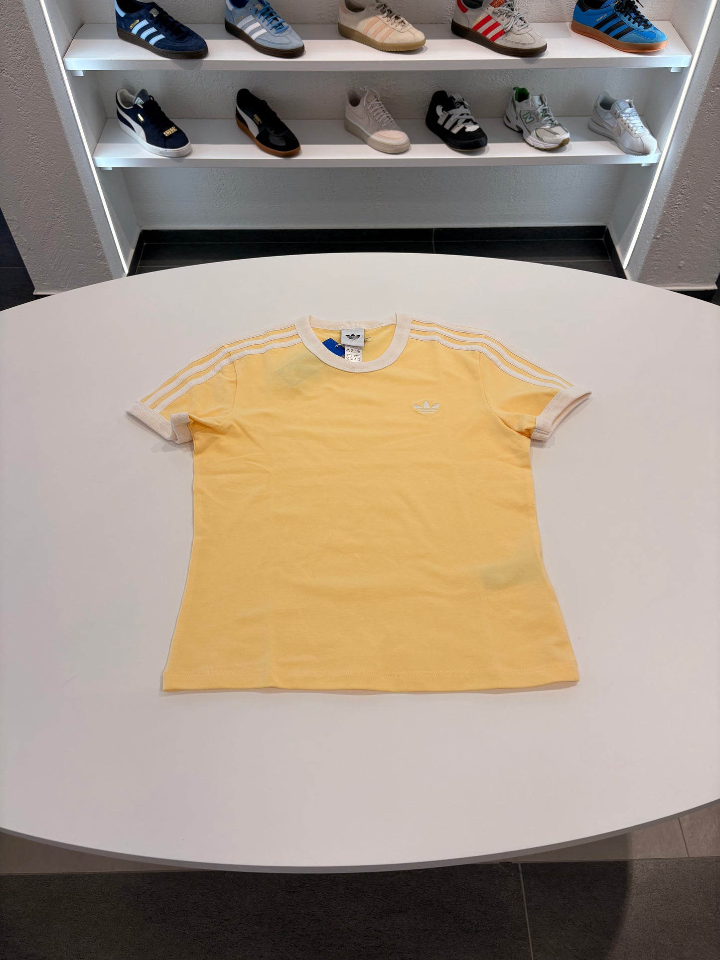 T-shirt Adidas slim fit giallo chiaro