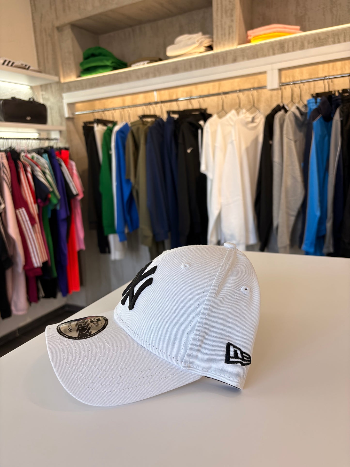 Cappello New Era white logo nero