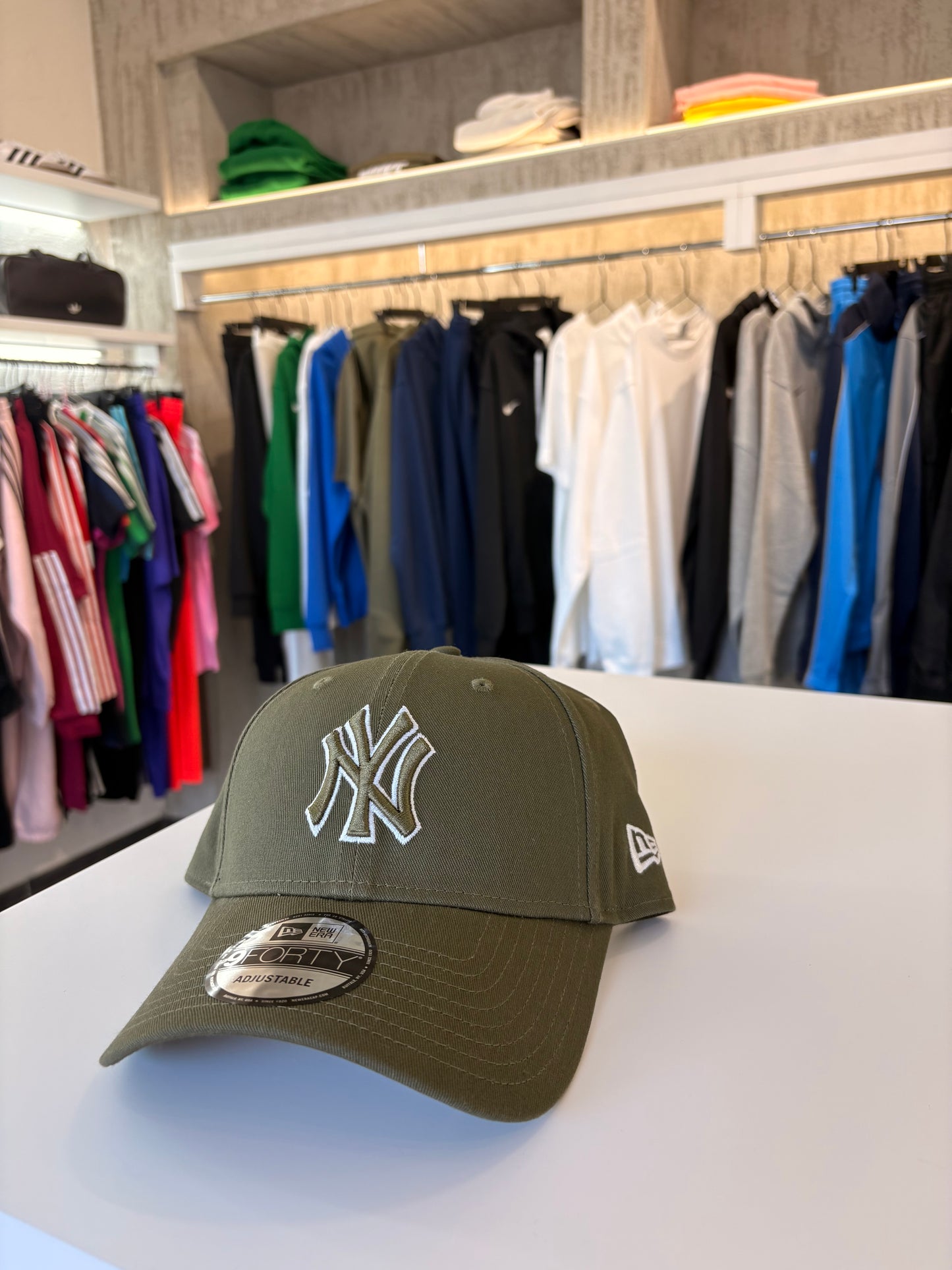 Cappello New Era verde militare logo white