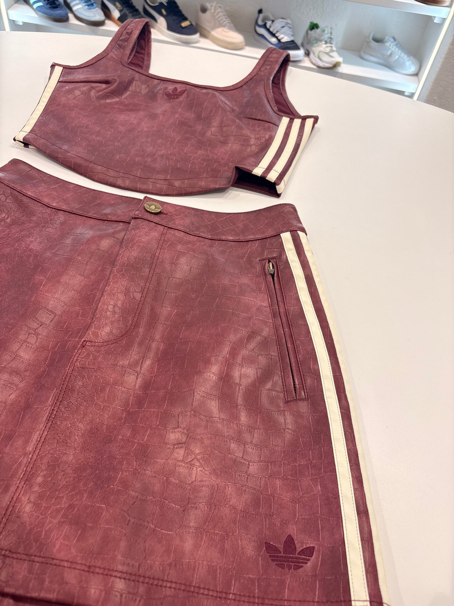 Coordinato gonna/top Adidas in pelle bordeaux