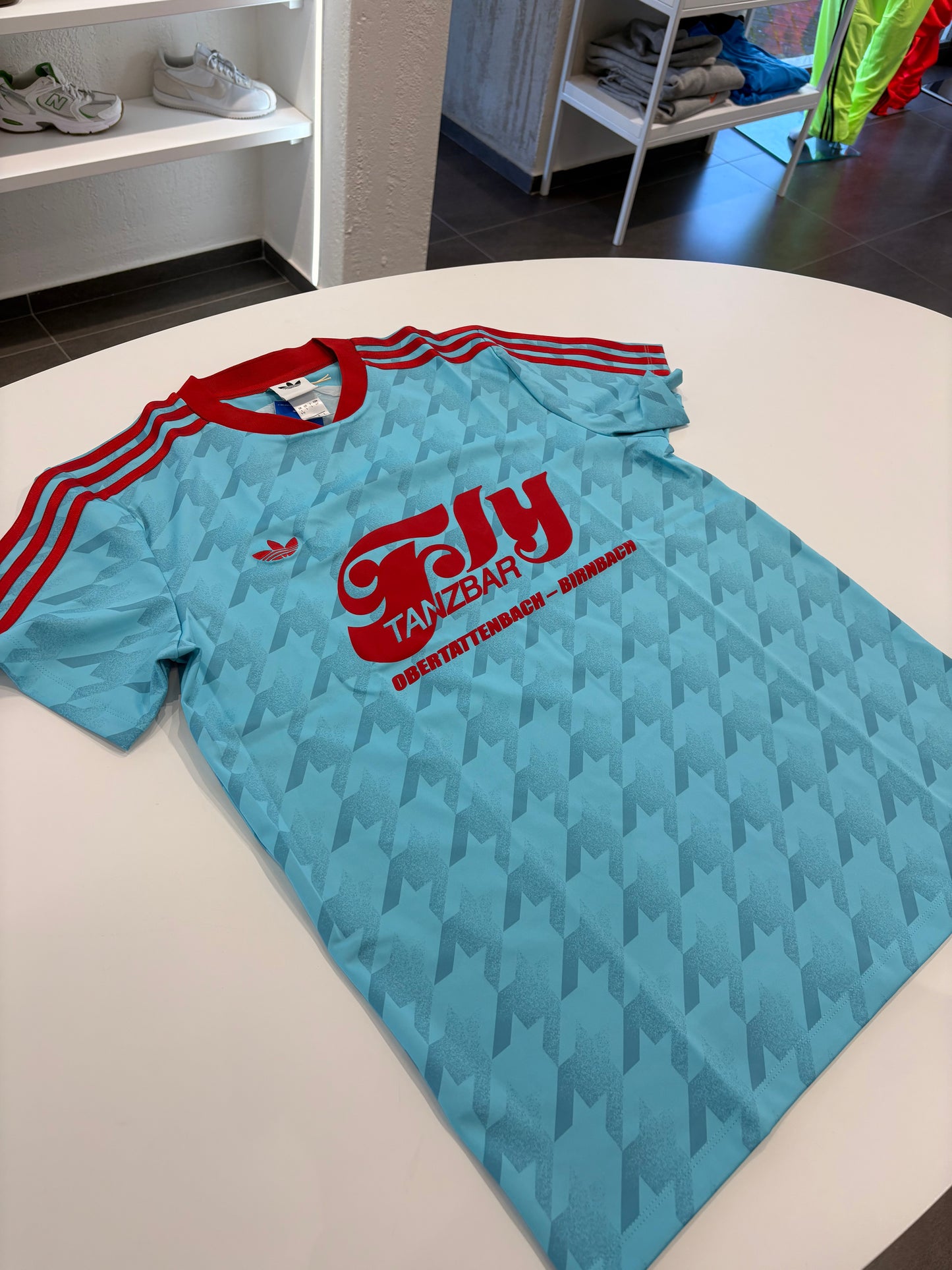 T-shirt Adidas blue glow