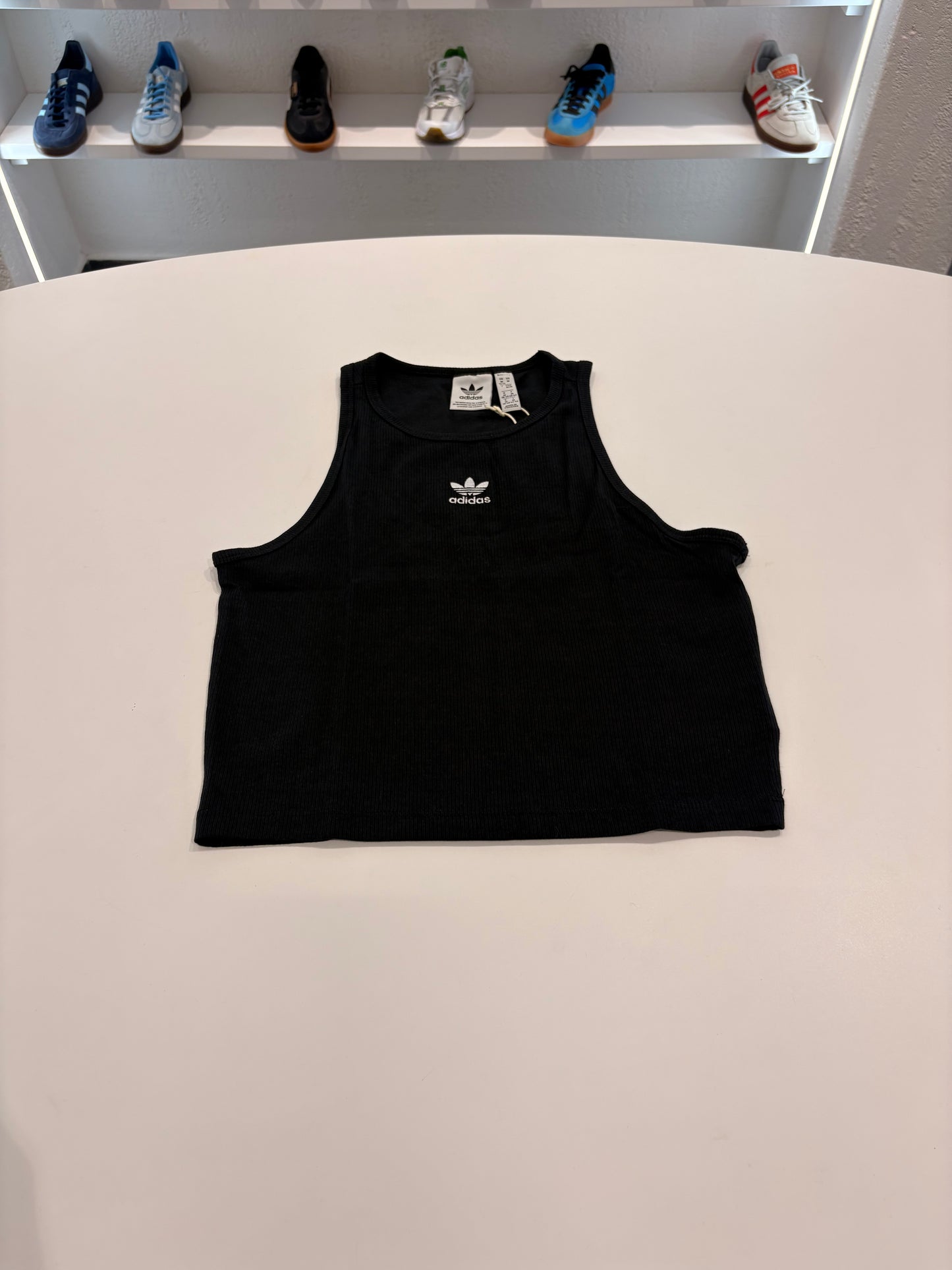 Top Adidas essentials black