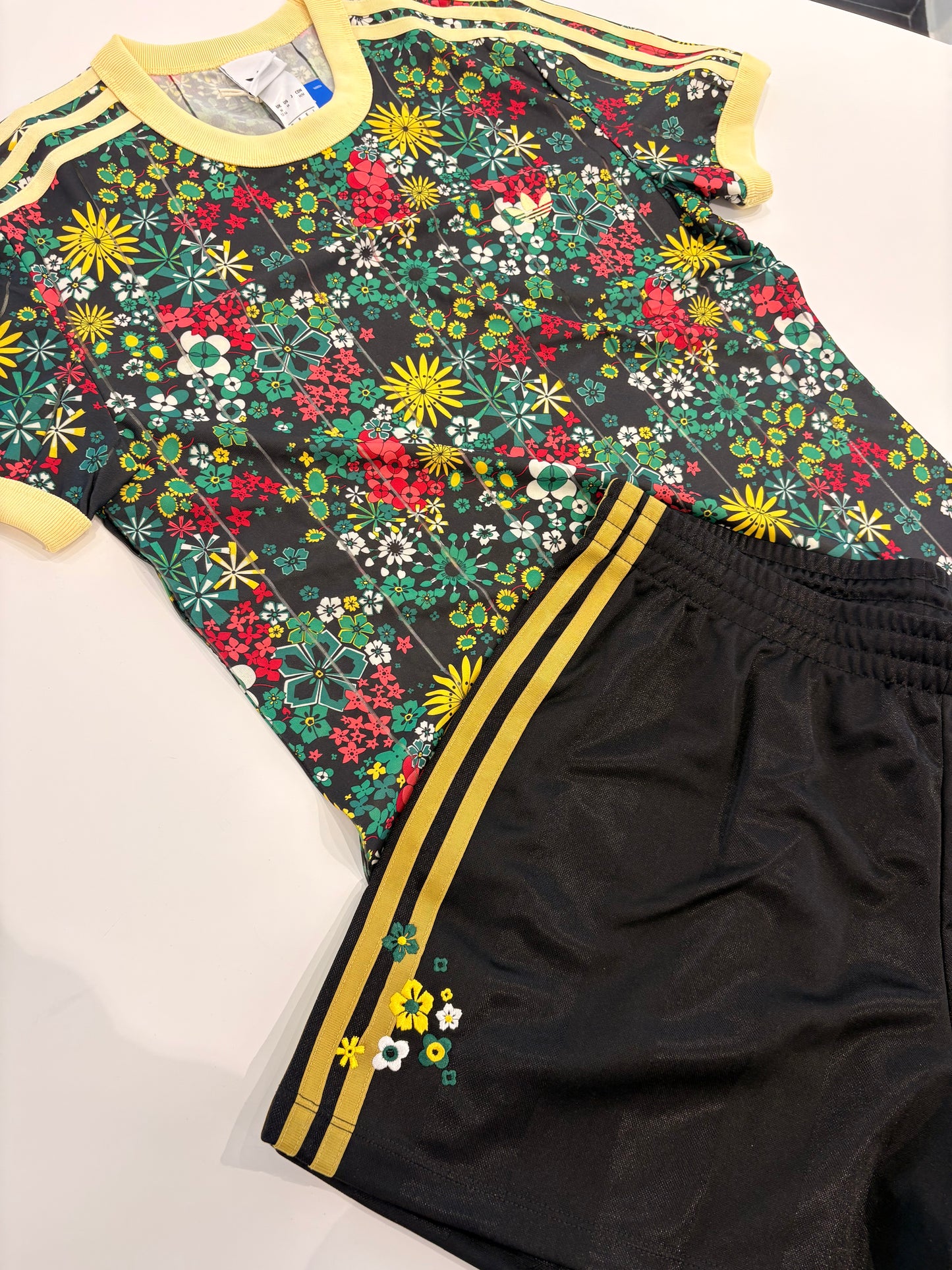 Completo Adidas liberty London