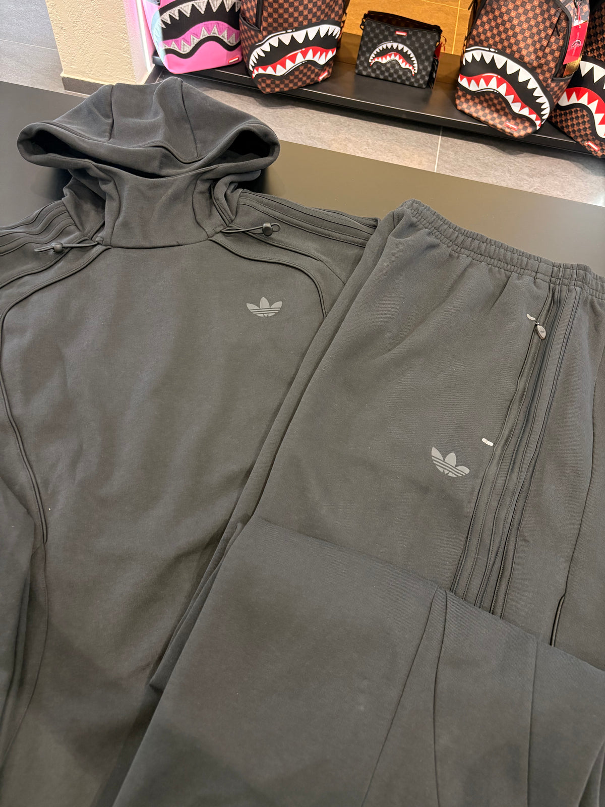 Tuta Adidas uomo total black logo retroriflettente