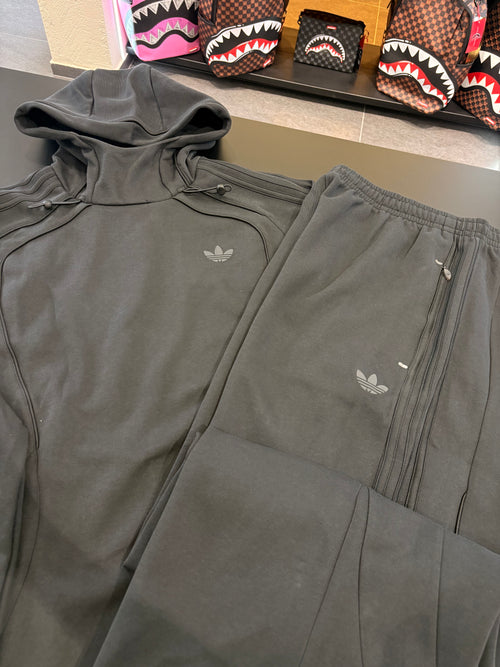 Tuta Adidas uomo total black logo retroriflettente
