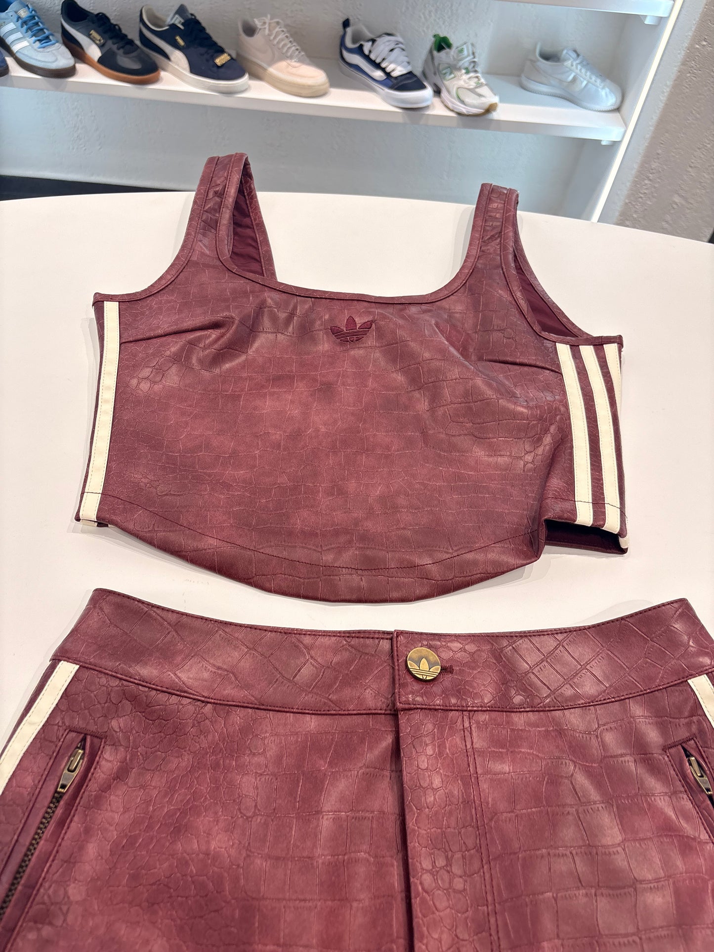 Coordinato gonna/top Adidas in pelle bordeaux