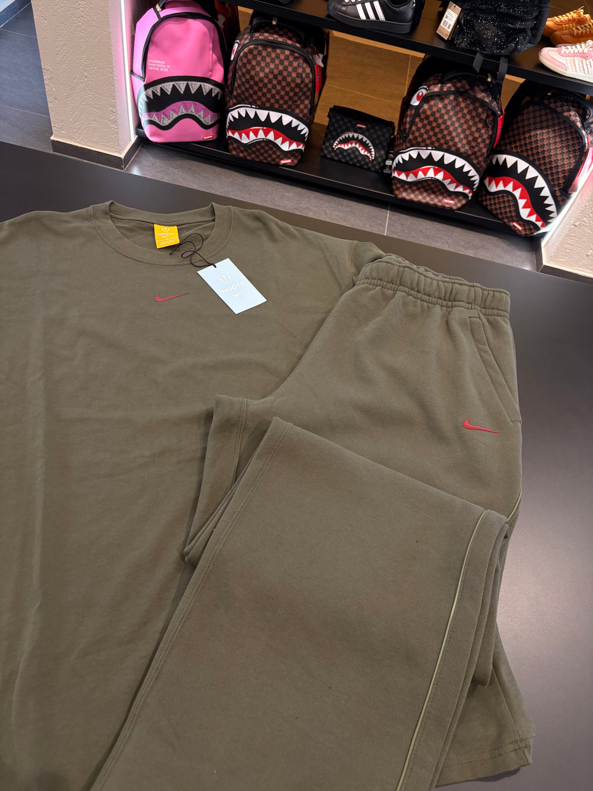 Coordinato Nike NOCTA verde oliva logo Red