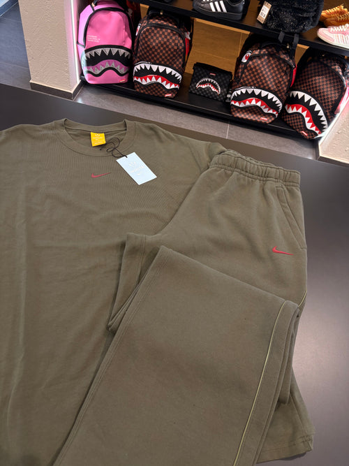Coordinato Nike NOCTA verde oliva logo Red