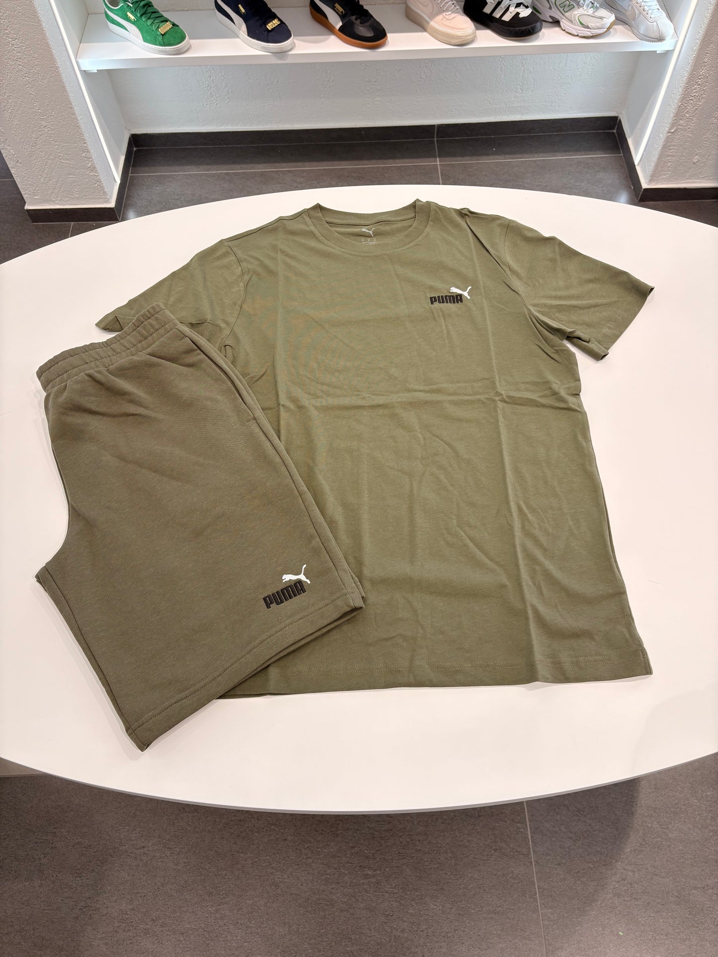 Completino Puma small logo ess 2