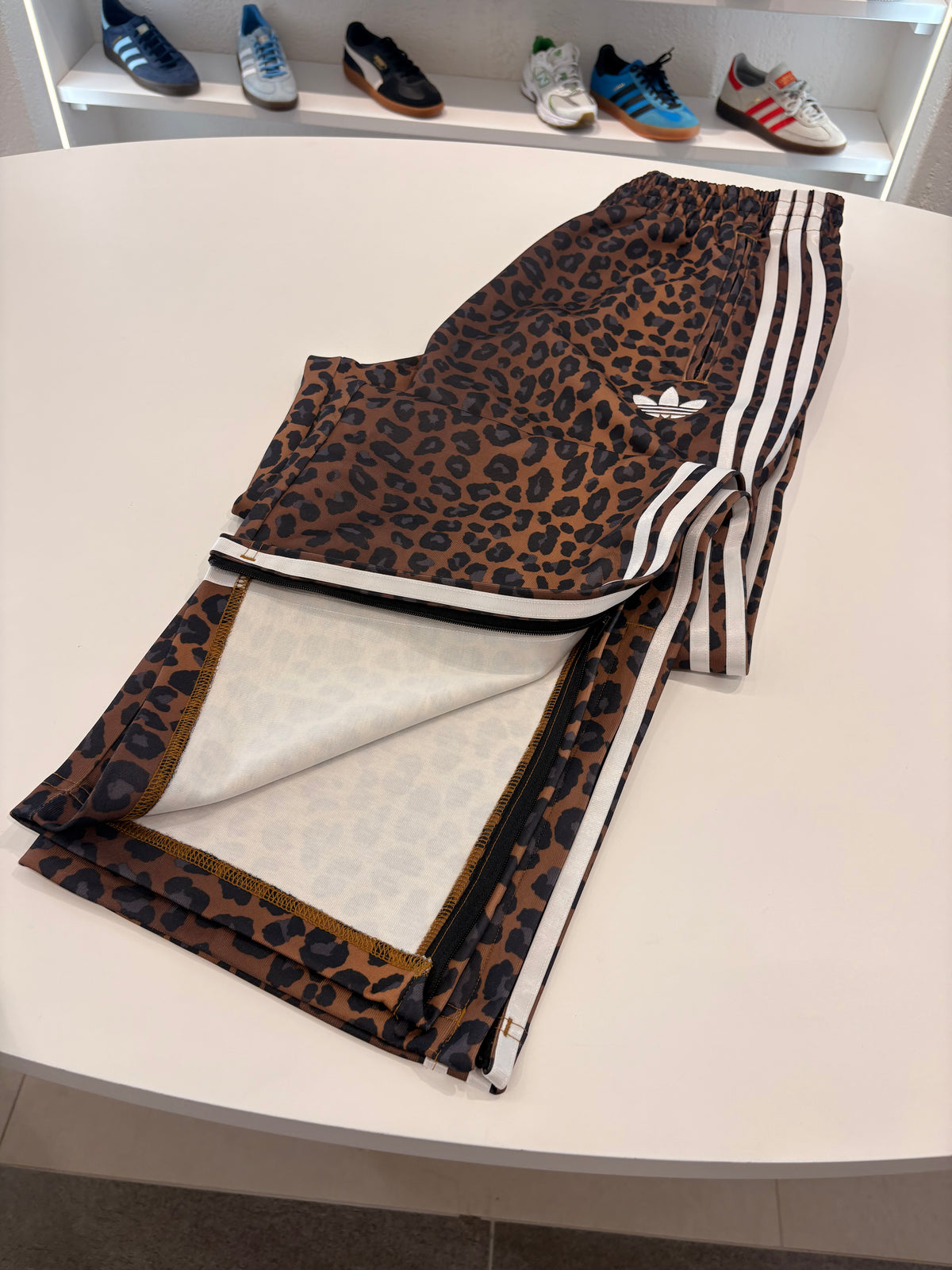 Pantalone tuta Adidas Leopard fondo zip regolabile