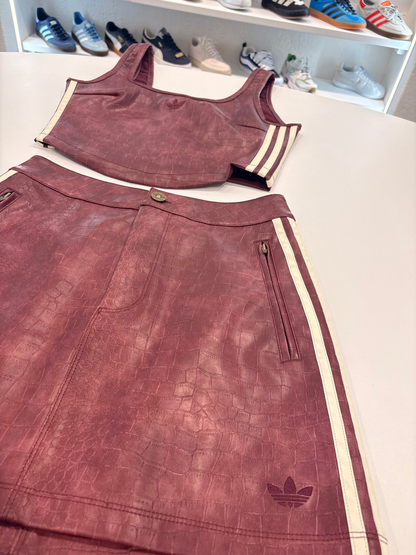 Coordinato gonna/top Adidas in pelle bordeaux