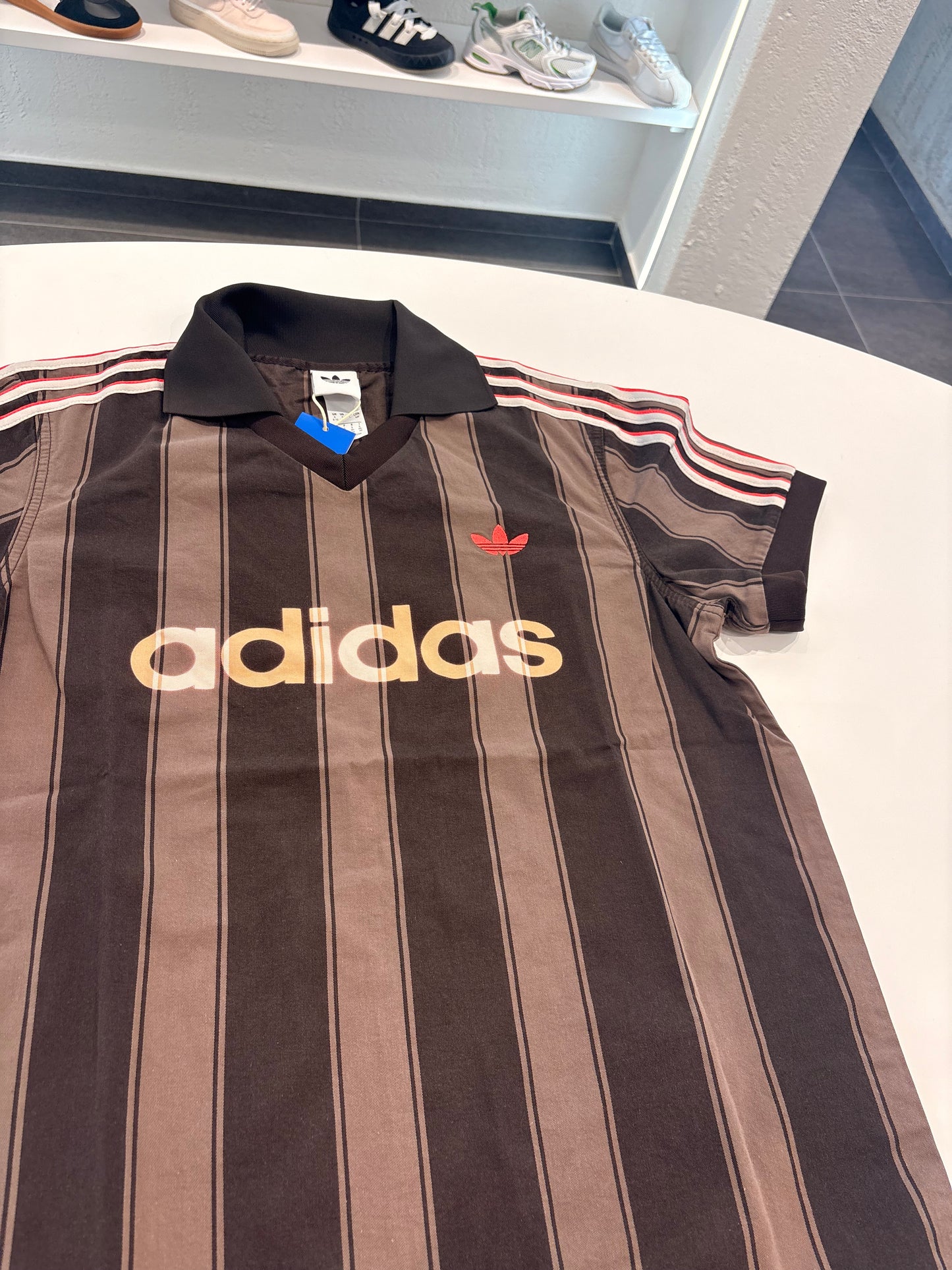 T-shirt Adidas coffee 3 stripes red white