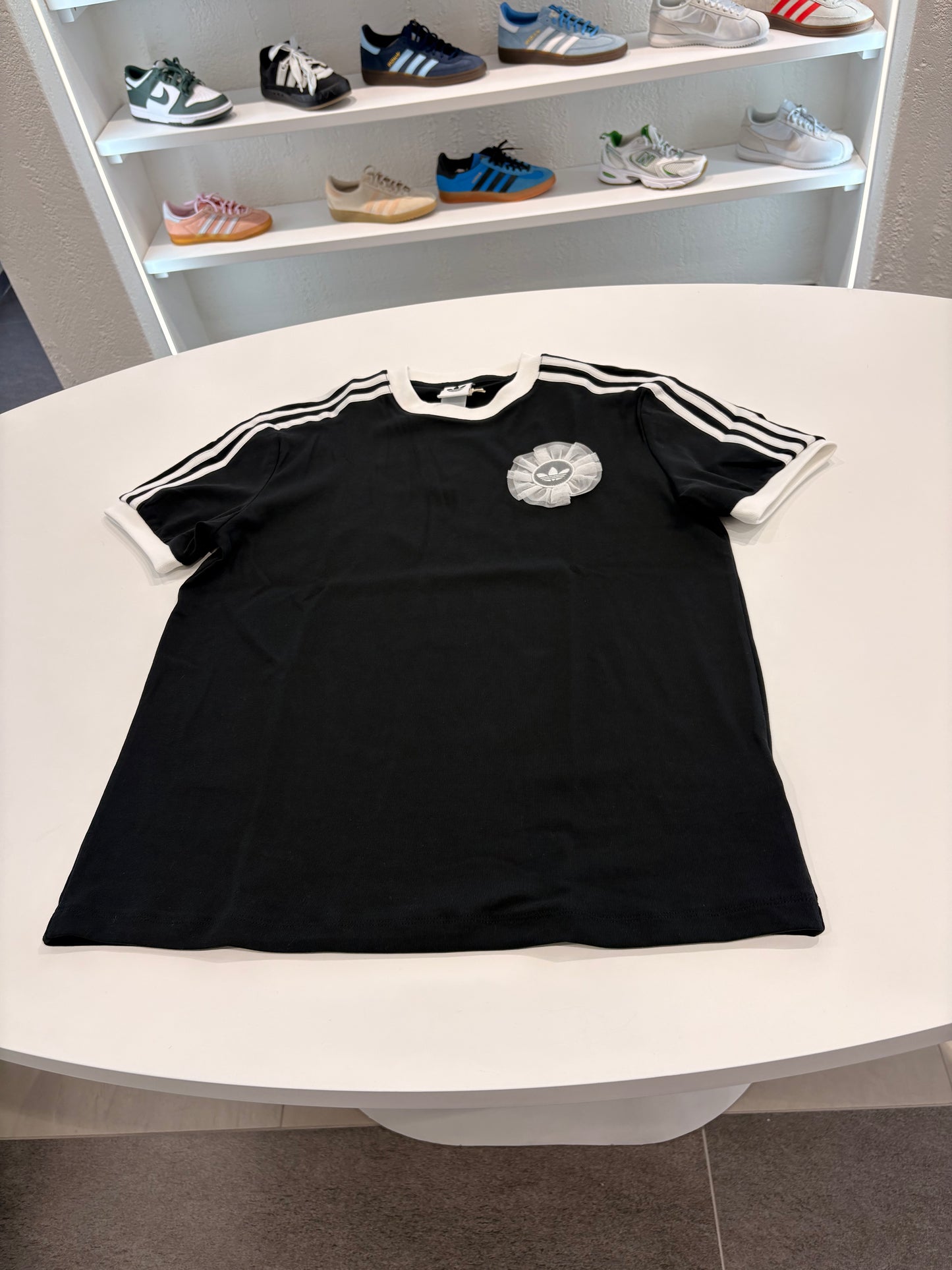 T-shirt Adidas ORIGINALS lace branding