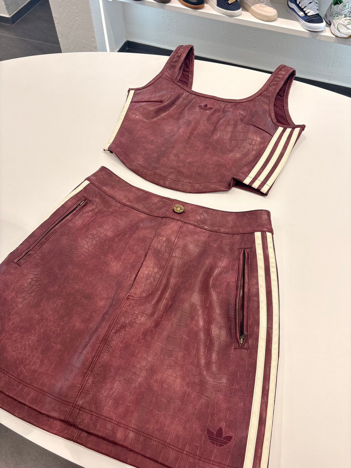 Coordinato gonna/top Adidas in pelle bordeaux