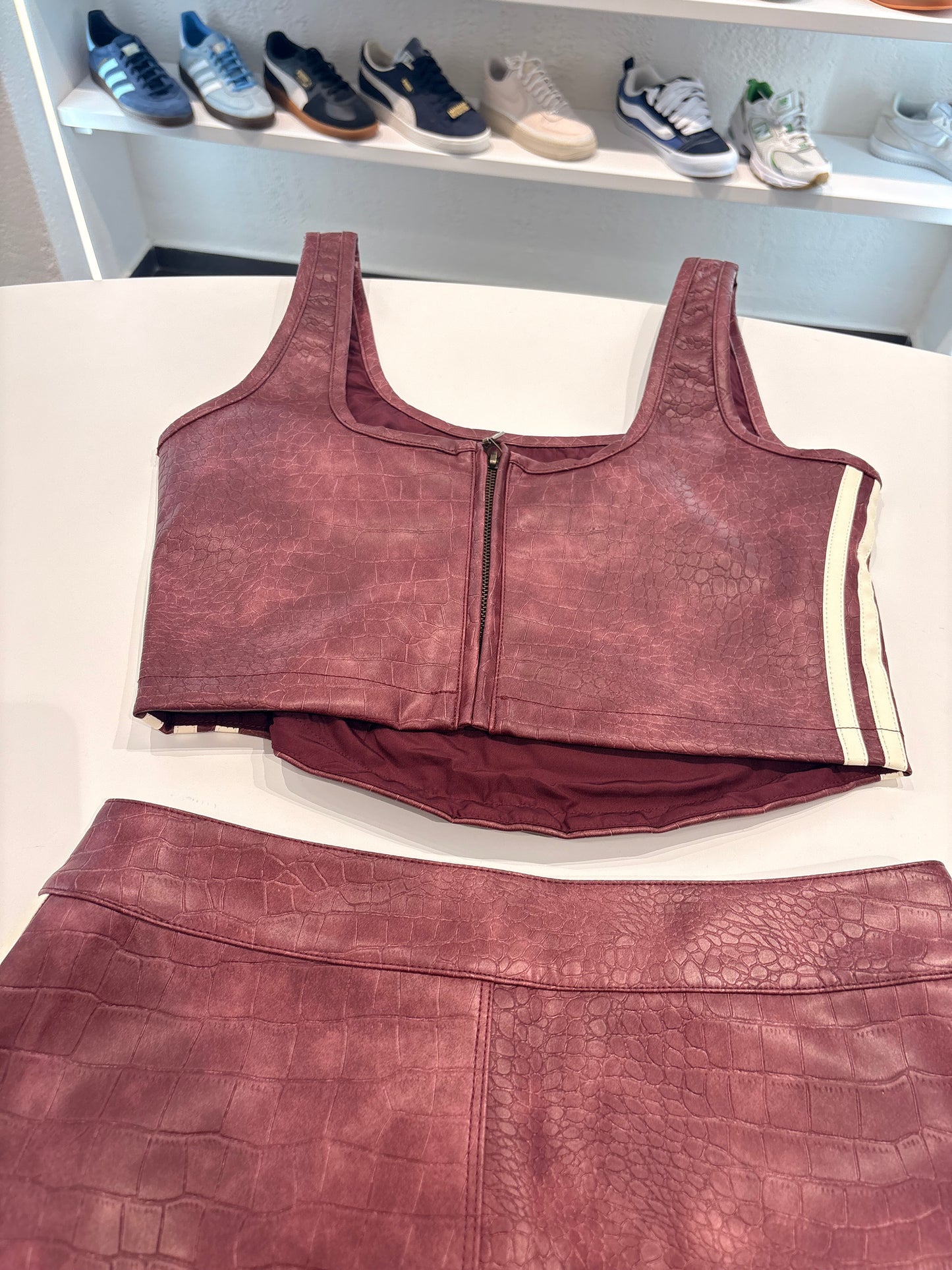Coordinato gonna/top Adidas in pelle bordeaux