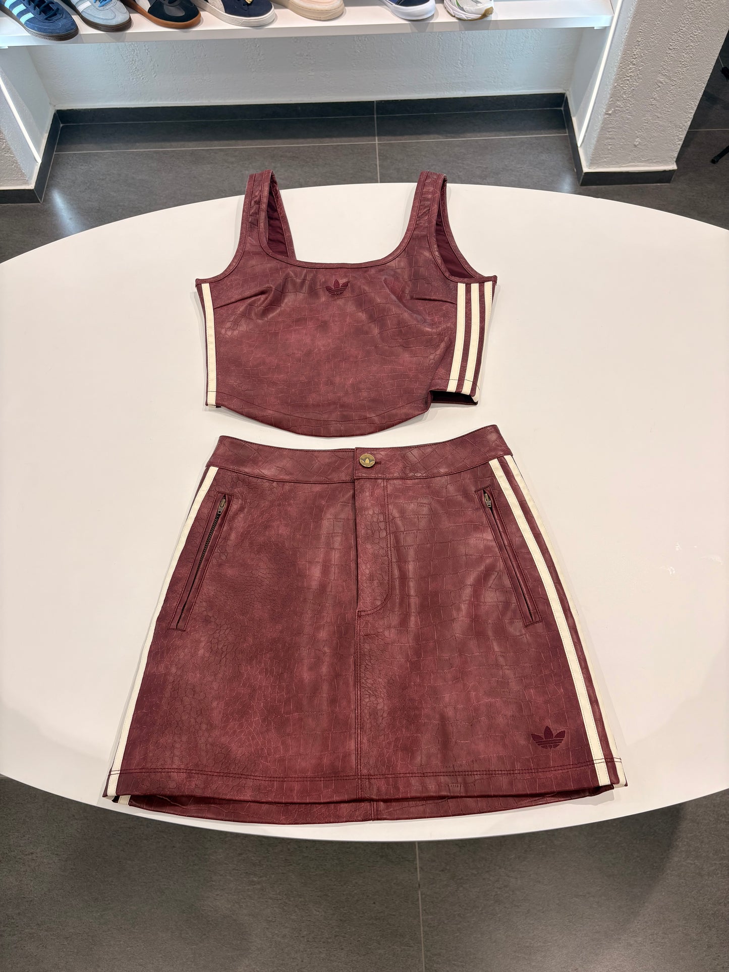 Coordinato gonna/top Adidas in pelle bordeaux