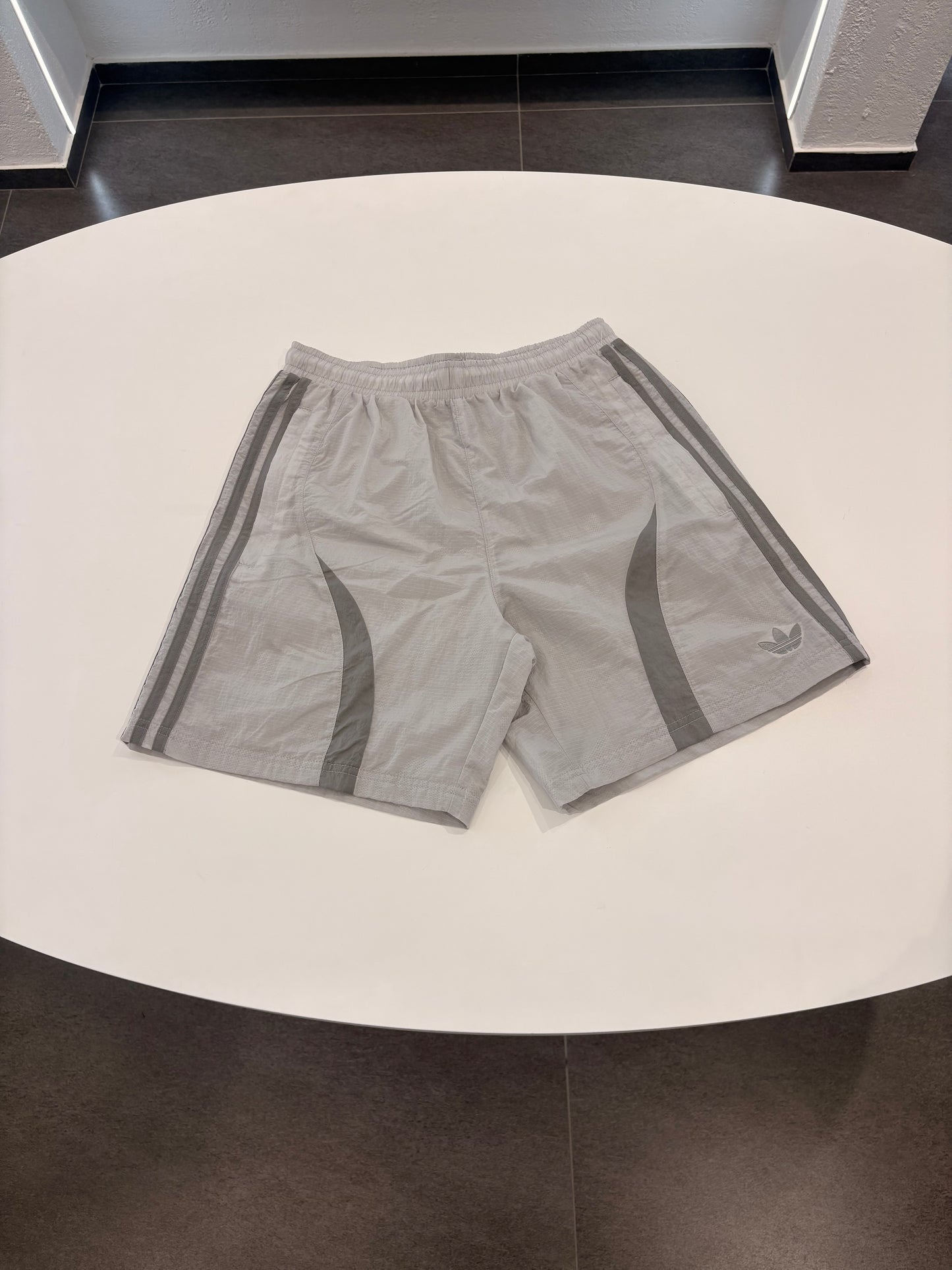 Shorts adidas grigio cromato