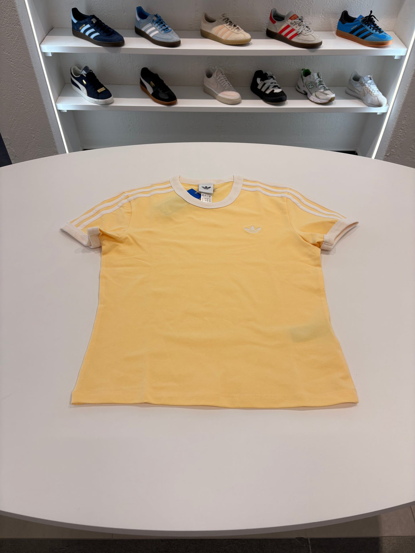 T-shirt Adidas slim fit giallo chiaro