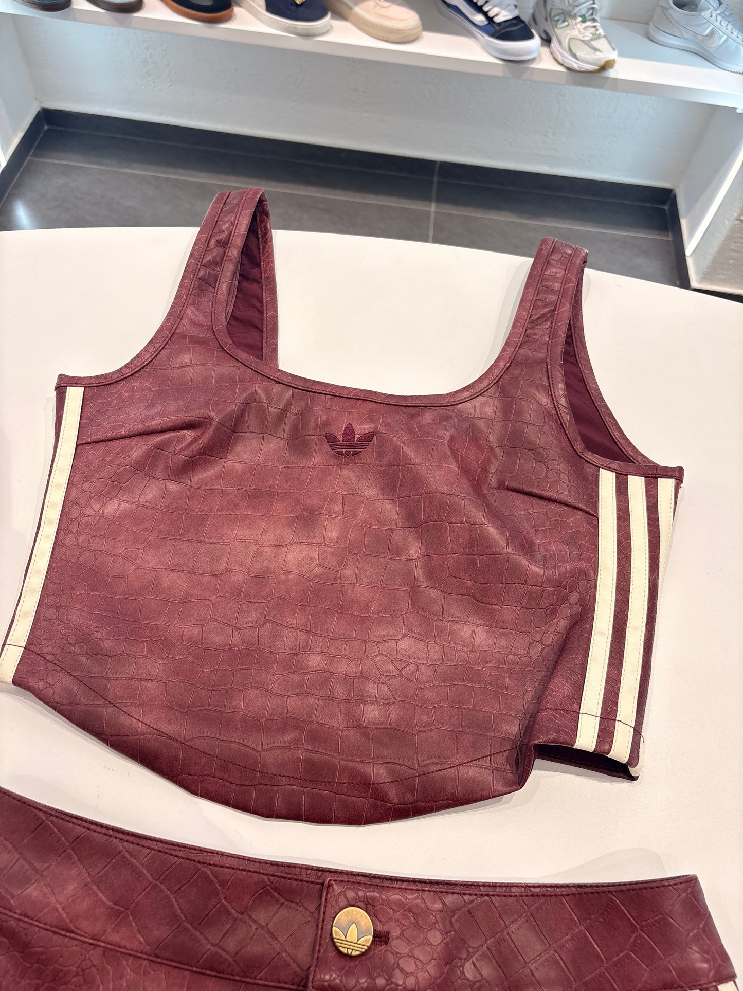 Coordinato gonna/top Adidas in pelle bordeaux