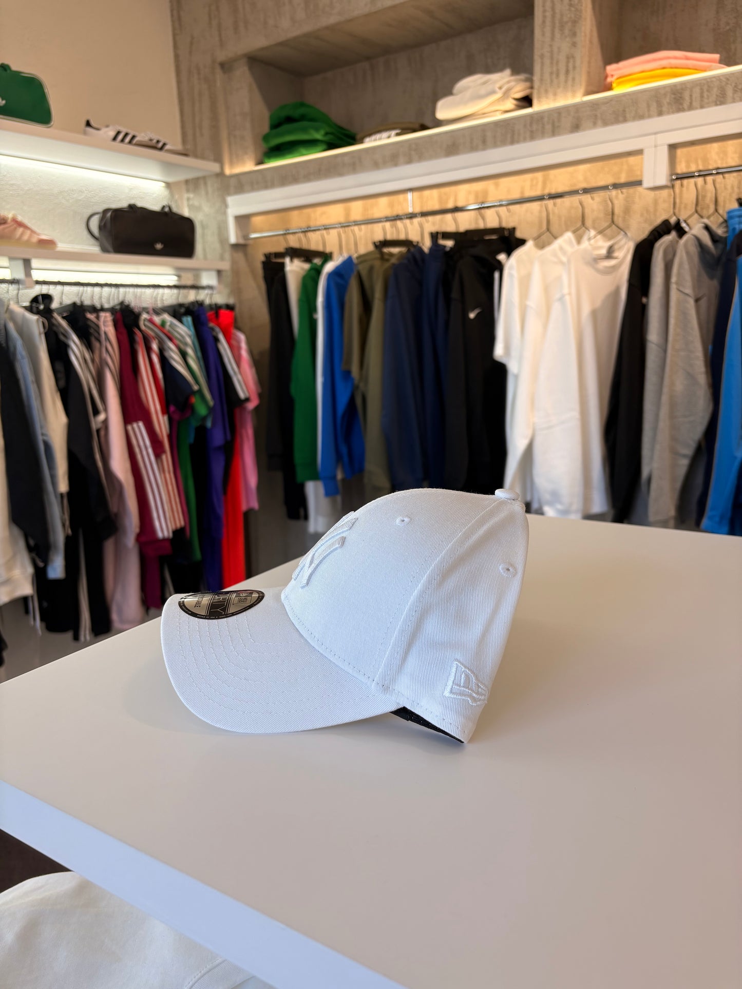 Cappello New Era total white