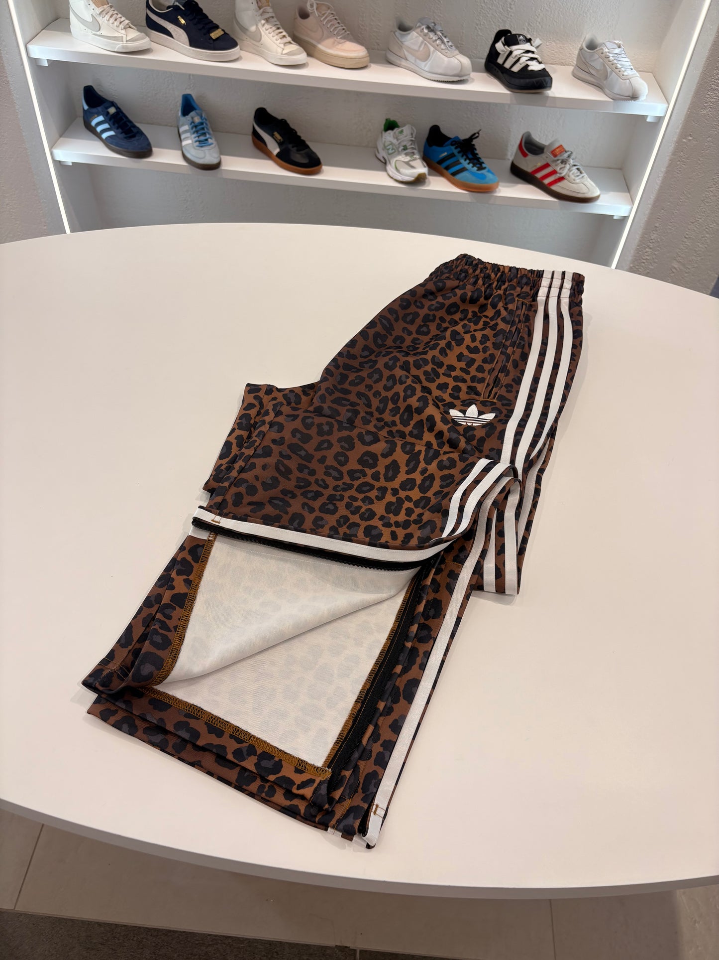 Pantalone tuta Adidas Leopard fondo zip regolabile