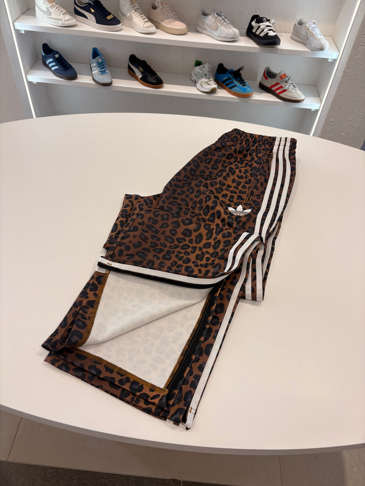 Pantalone tuta Adidas Leopard fondo zip regolabile