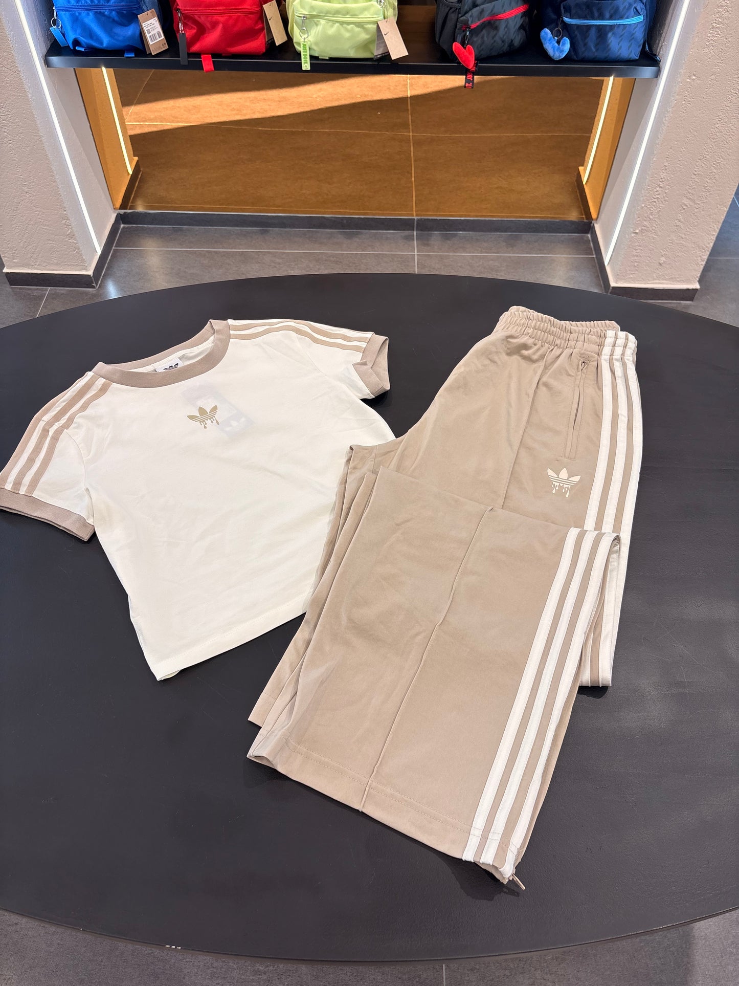 Coordinato Adidas logo schizzo beige