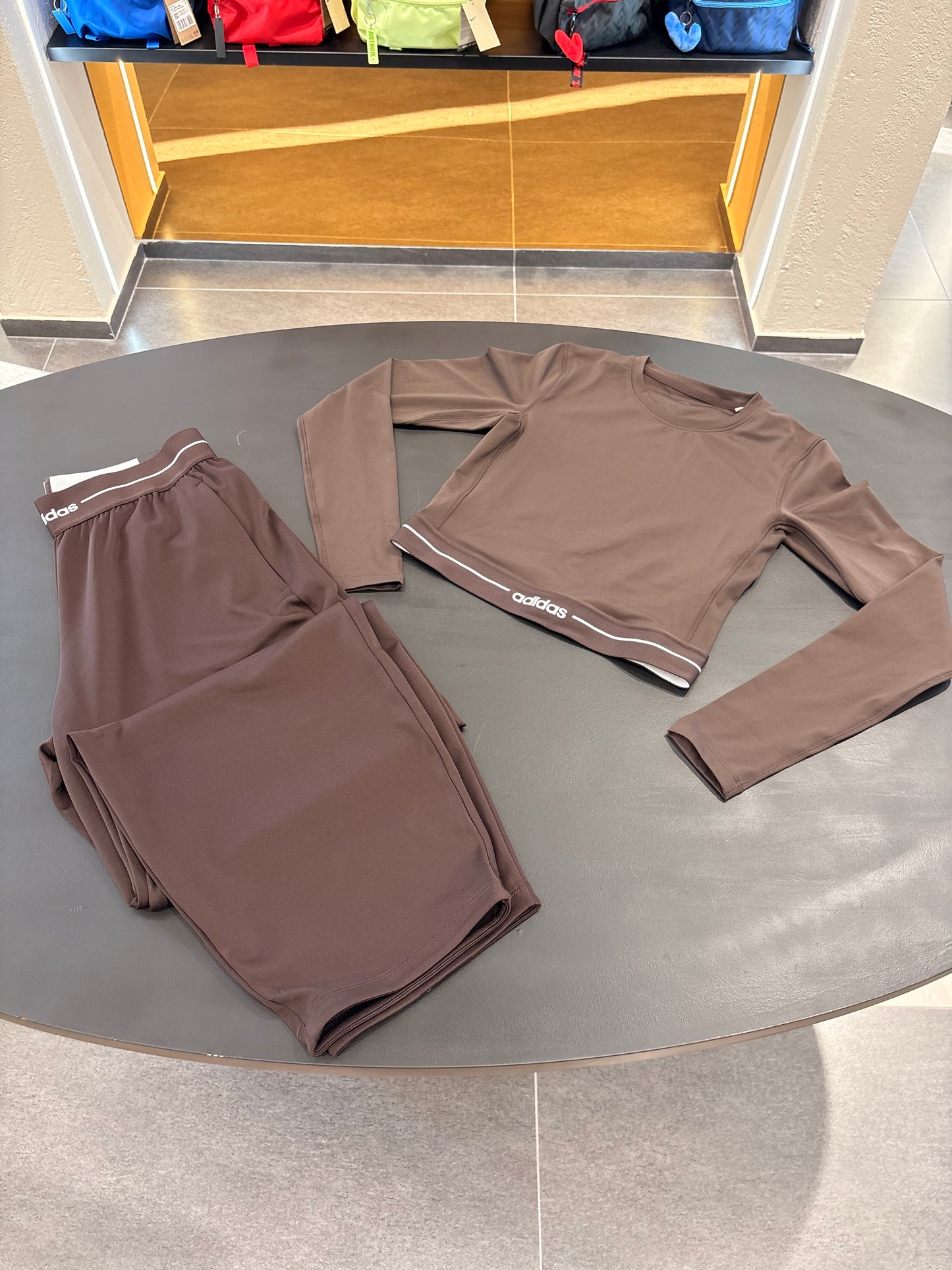 Coordinato Adidas hyperglam cropped long sleeve brown