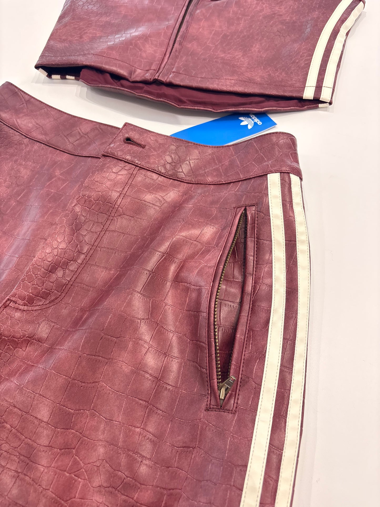 Coordinato gonna/top Adidas in pelle bordeaux