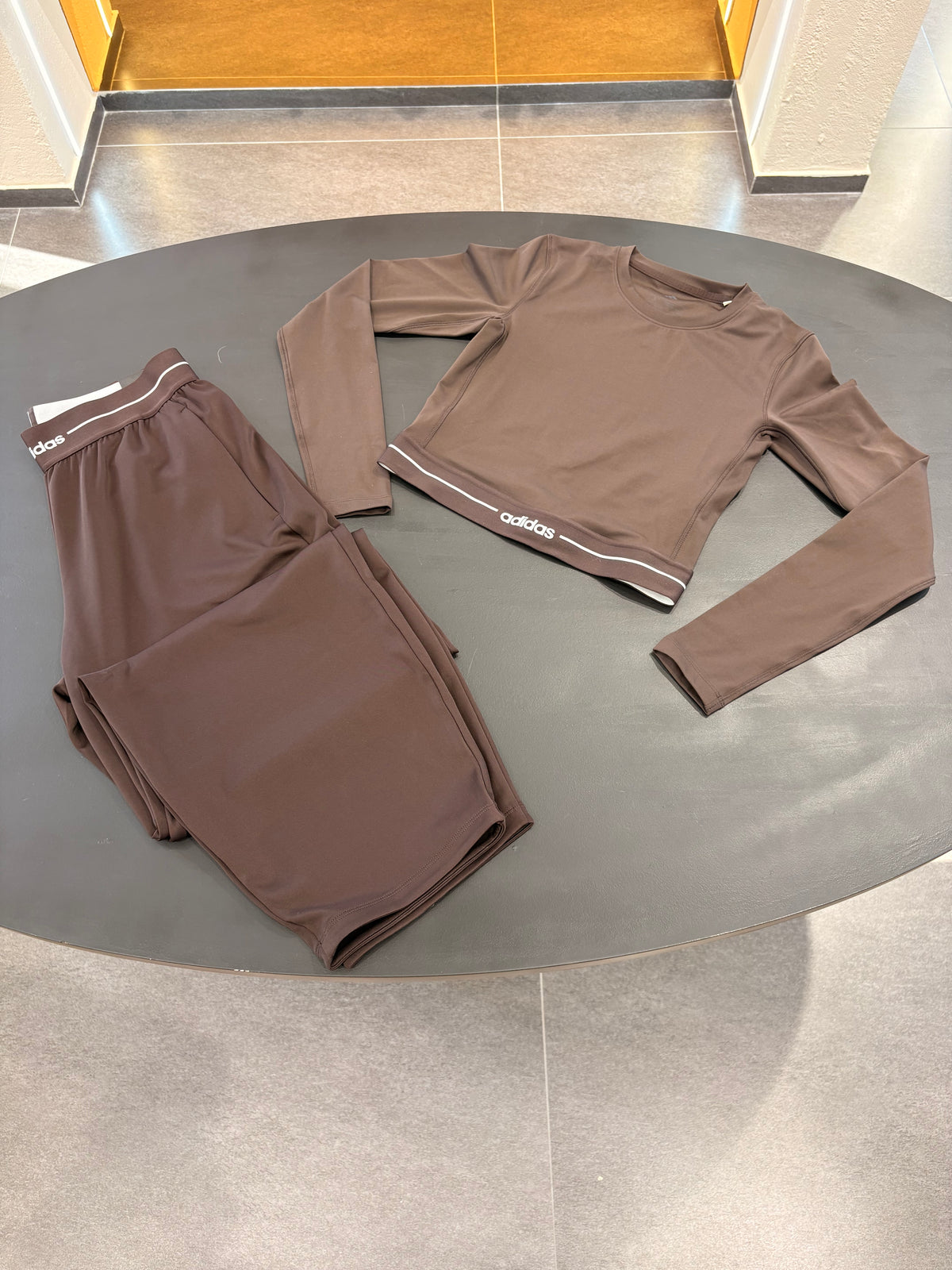 Coordinato Adidas hyperglam cropped long sleeve brown