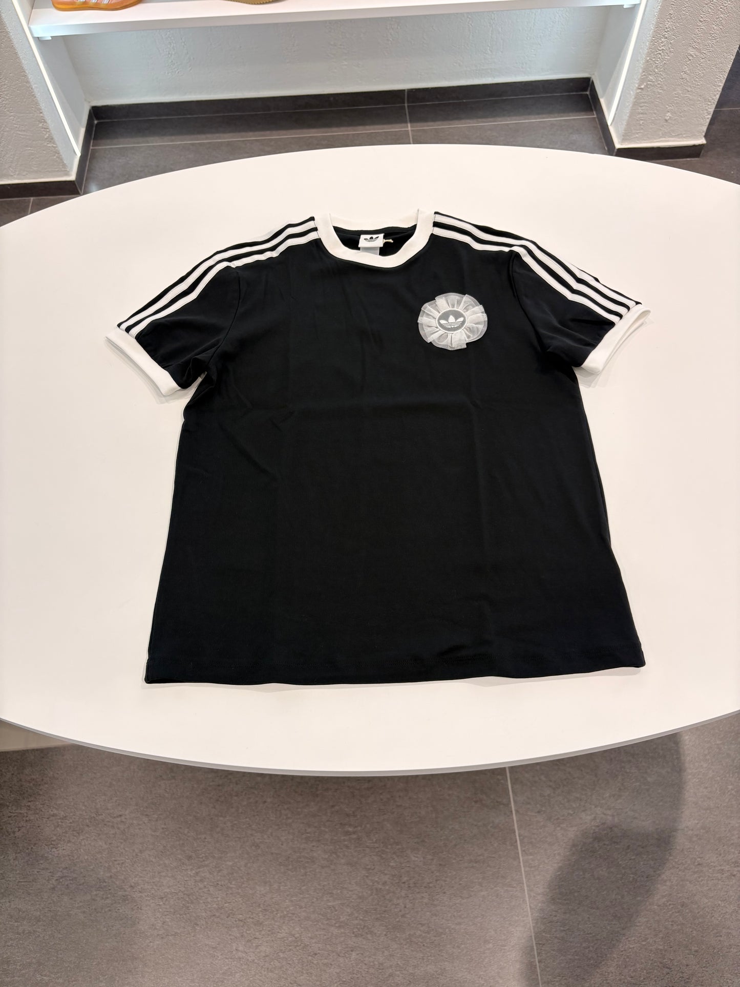 T-shirt Adidas ORIGINALS lace branding