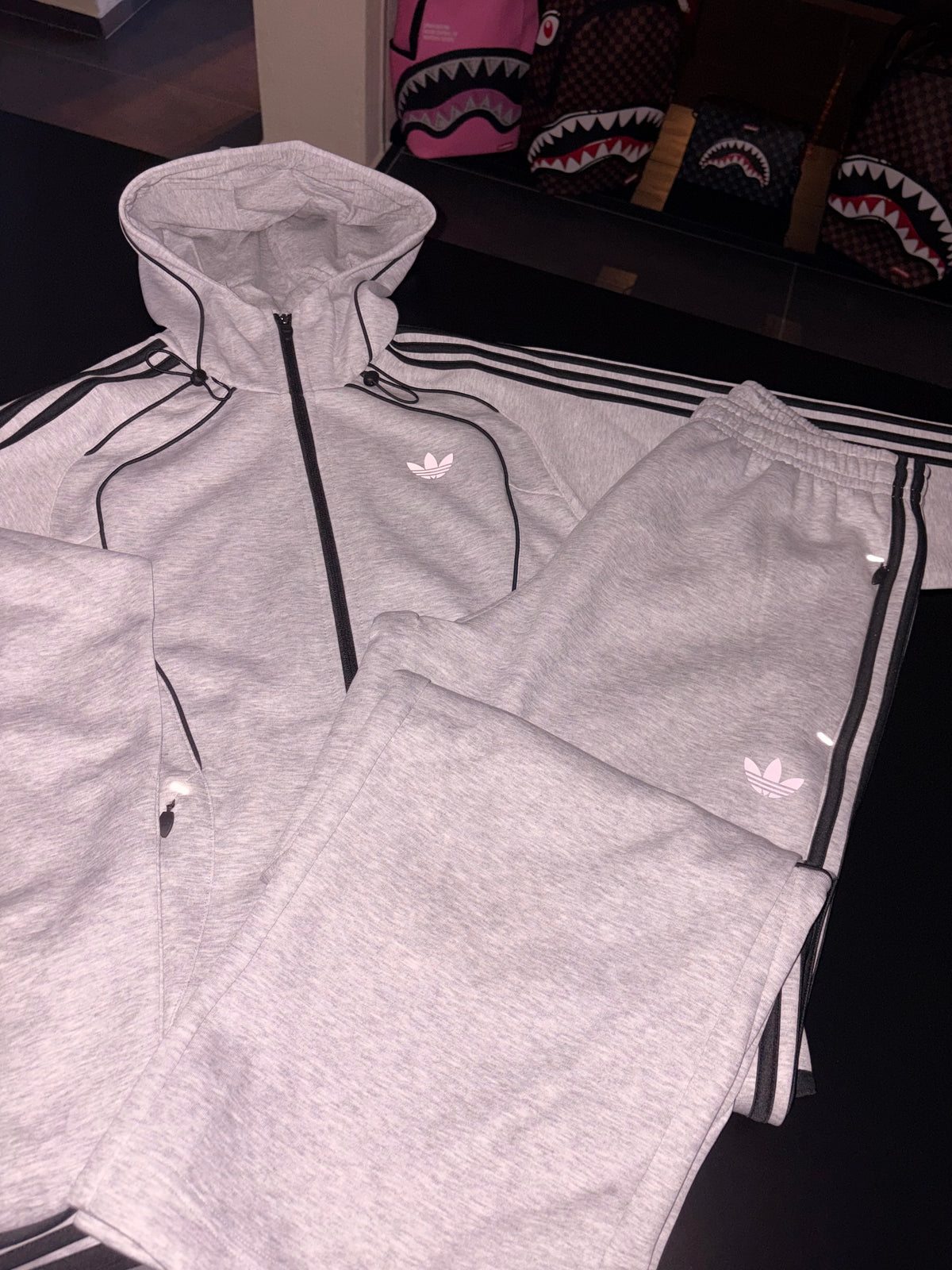 Tuta Adidas uomo grigia con zip logo retroriflettente