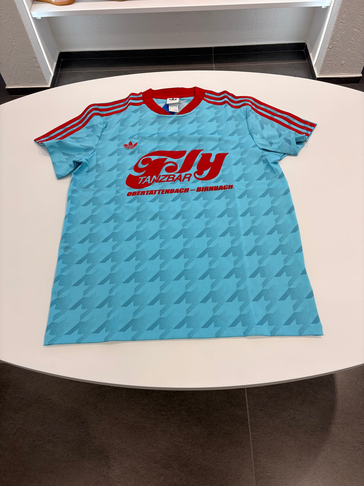 T-shirt Adidas blue glow