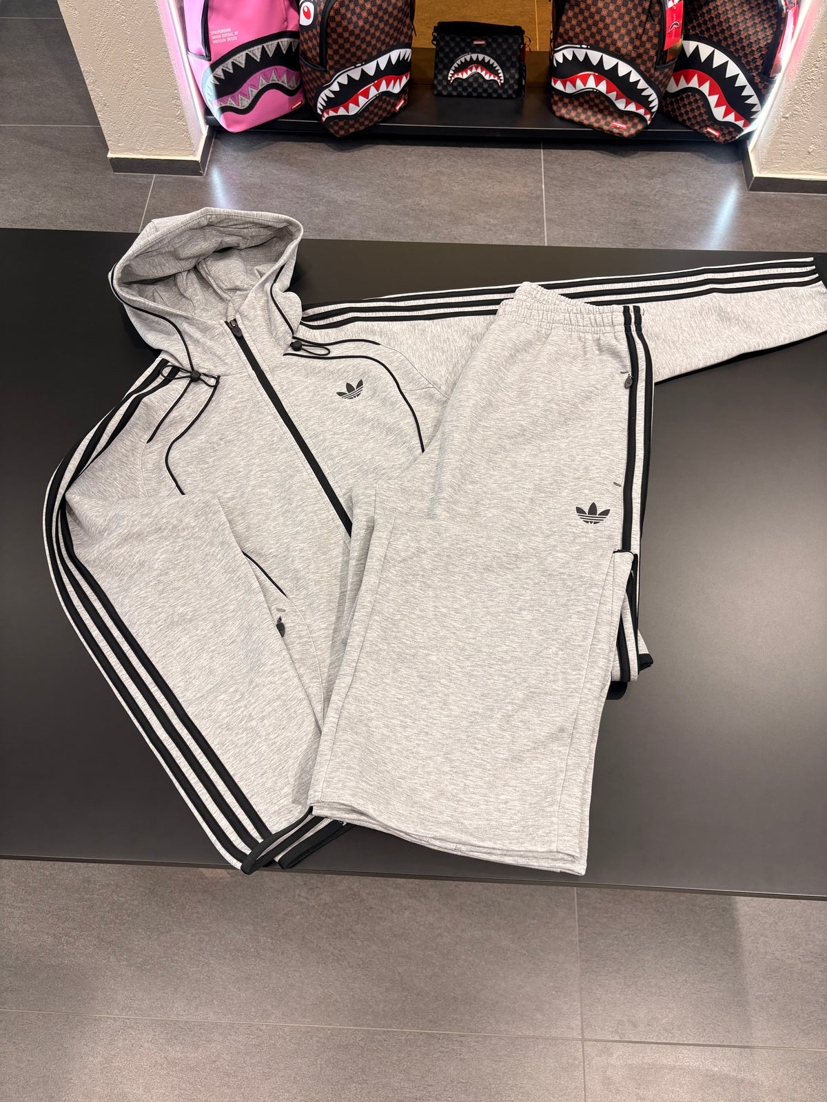 Tuta Adidas uomo grigia con zip logo retroriflettente