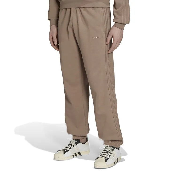 ADIDAS ORIGINALS PANTALONI FELPATI REVEAL ESSENTIALS - CHALKY BROWN (MARRONE)