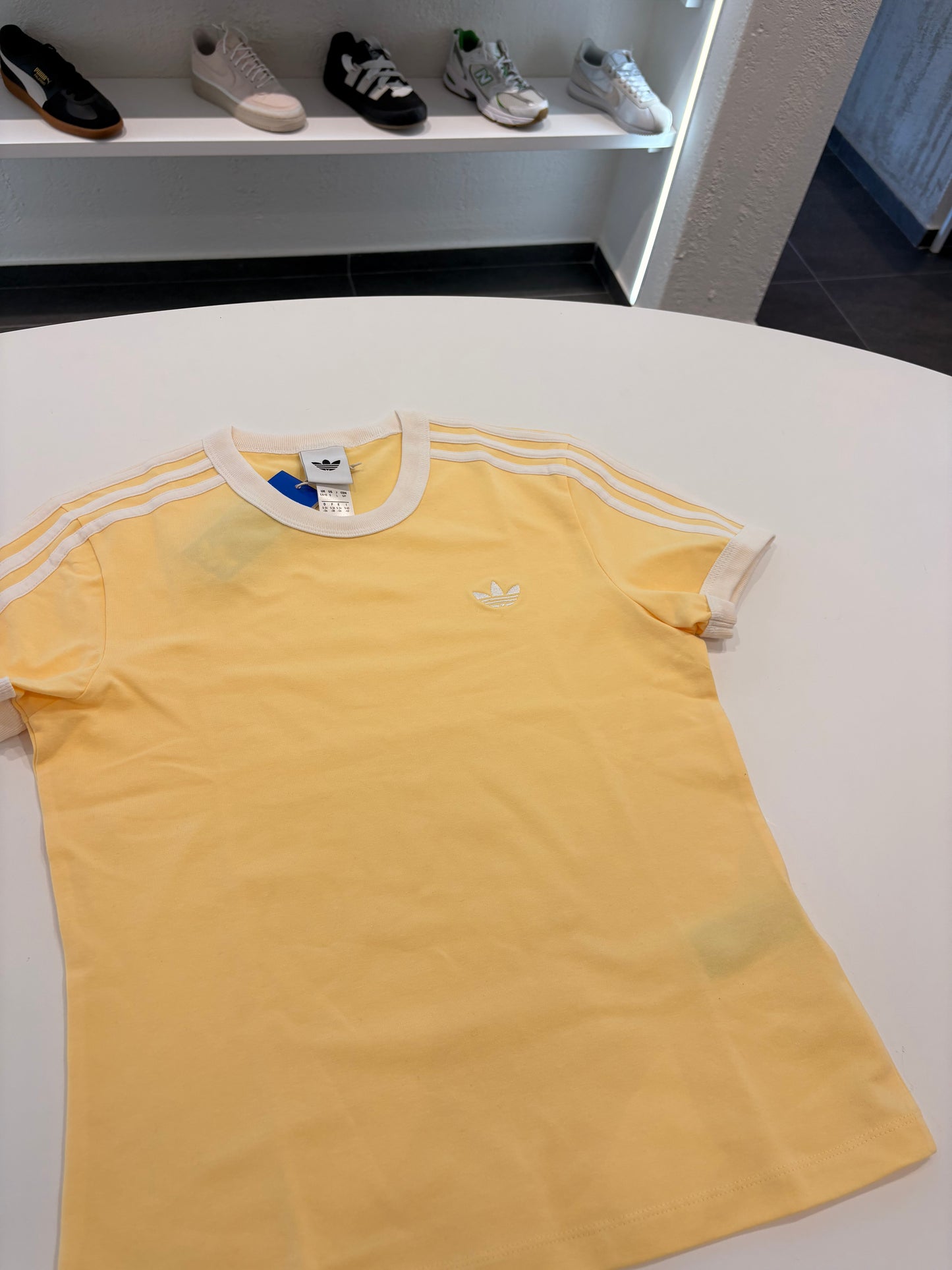 T-shirt Adidas slim fit giallo chiaro