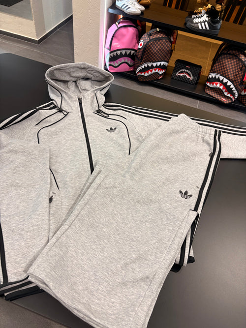 Tuta Adidas uomo grigia con zip logo retroriflettente