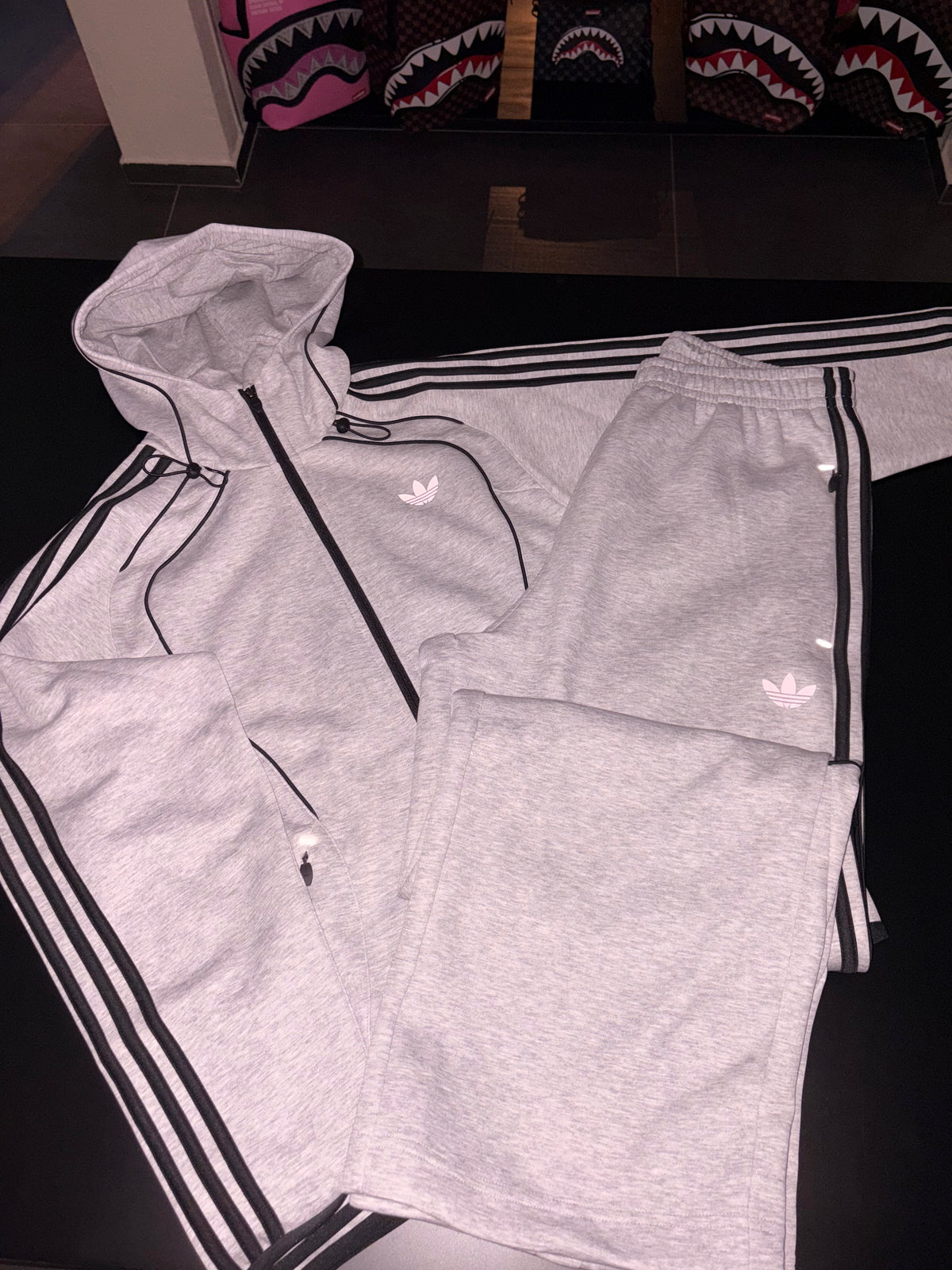 Tuta Adidas uomo grigia con zip logo retroriflettente