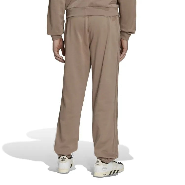 ADIDAS ORIGINALS PANTALONI FELPATI REVEAL ESSENTIALS - CHALKY BROWN (MARRONE)